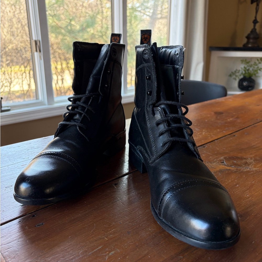 Women’s Ariat Paddock Boots . Almost new condition!